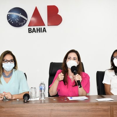 [Com mesa formada por mulheres, Seccional entrega carteiras da OAB]