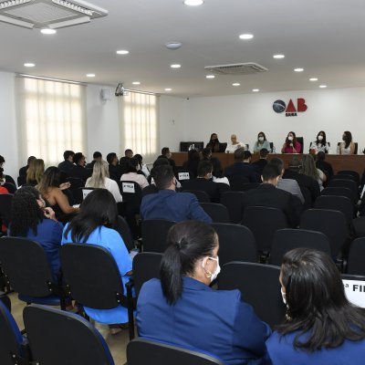 [Com mesa formada por mulheres, Seccional entrega carteiras da OAB]