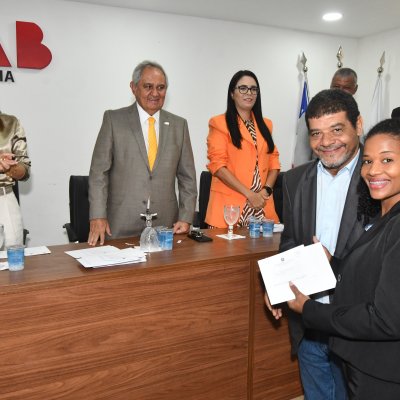 [Solenidade de Entrega de Carteira de Estagiários da OAB-BA - 25-05-2003]