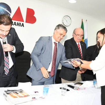 [OAB-BA entrega carteiras da Ordem a 56 novos advogados]