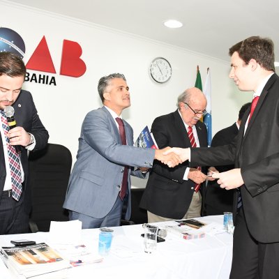 [OAB-BA entrega carteiras da Ordem a 56 novos advogados]