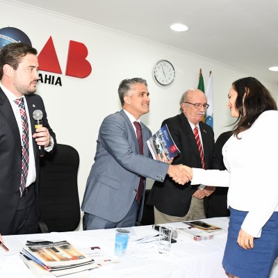 [OAB-BA entrega carteiras da Ordem a 56 novos advogados]