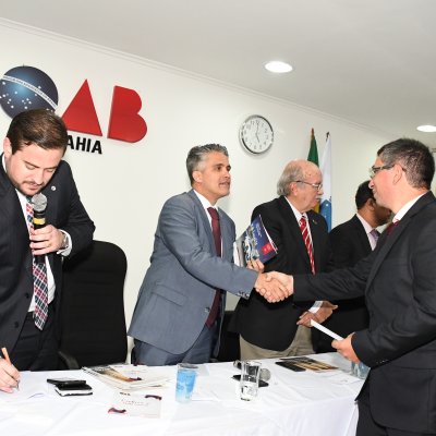 [OAB-BA entrega carteiras da Ordem a 56 novos advogados]