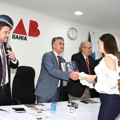 [OAB-BA entrega carteiras da Ordem a 56 novos advogados]