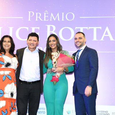 [Ana Patrícia recebe Prêmio Alice Bottas]