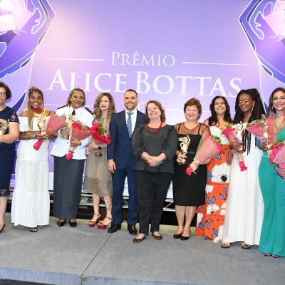 [Ana Patrícia recebe Prêmio Alice Bottas]