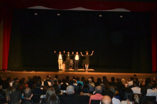 [Público lota Teatro Candinha Dória, em Itabuna, para ver espetáculo sobre Luiz Gama]