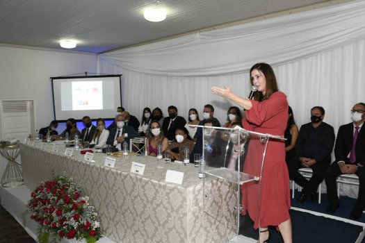 [Daniela Borges se emociona em posse da diretoria da OAB de Itapetinga]