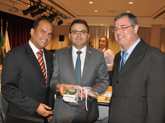 Diretor-geral da ESA entrega coleção de códigos de bolso ao presidente nacional da OAB(Foto: Angelino de Jesus/OAB-BA)